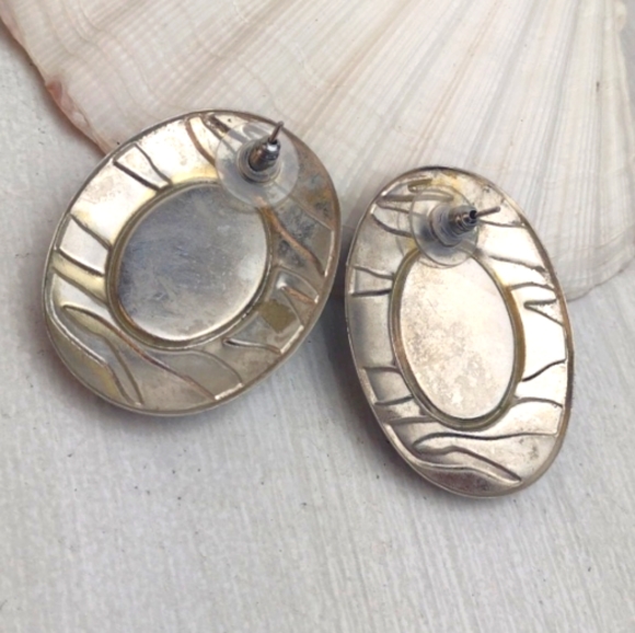 Vintage Black & Silver Tone Tin Like Light Weight Zebra Concho Earrings - Picture 4 of 8